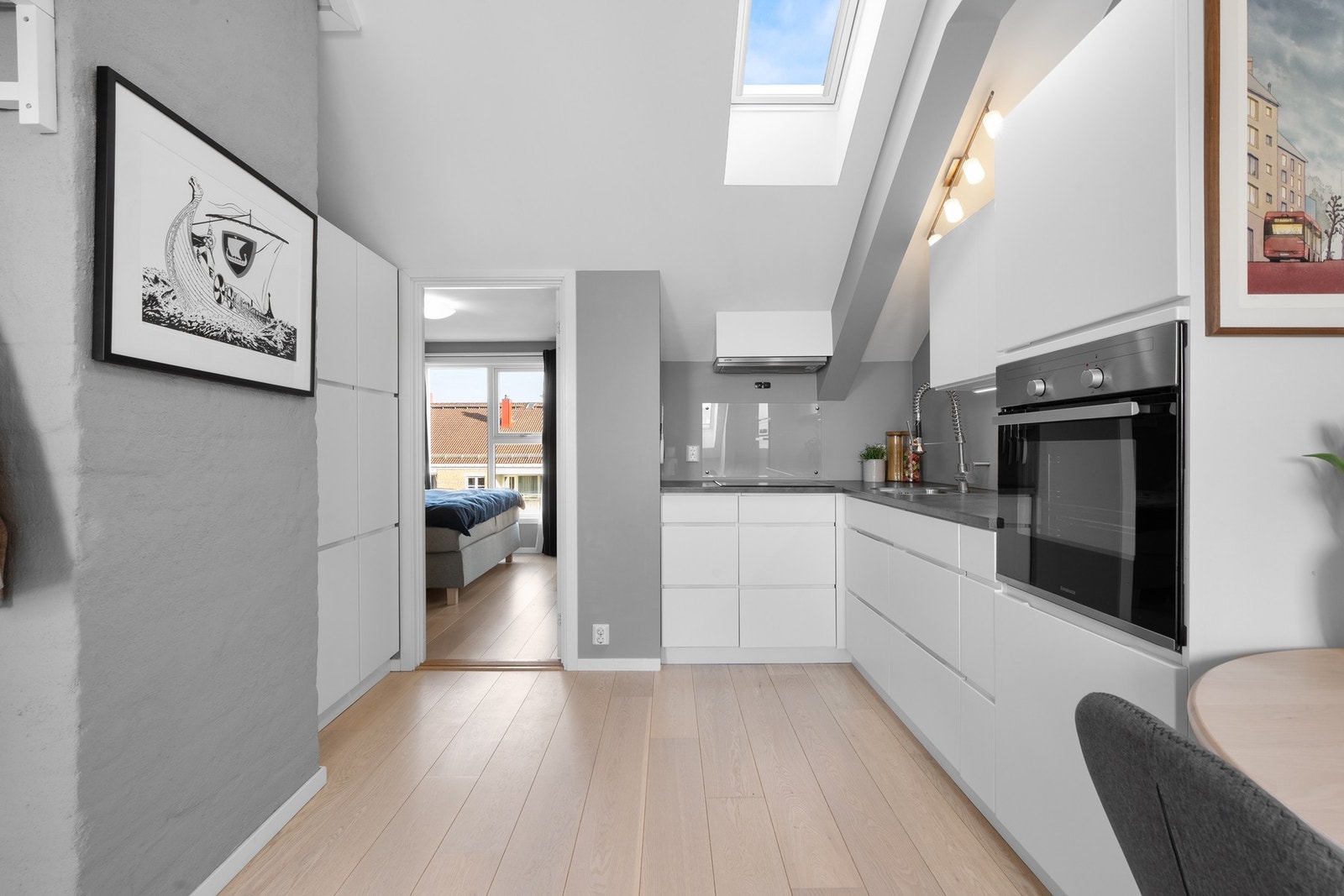 Kjøkkenet er fullt utstyrt med medfølgende integrerte hvitevarer som nedfelt platetopp, stekeovn i høyskap, oppvaskmaskin og kjøleskap med frysedel. Galleribilde