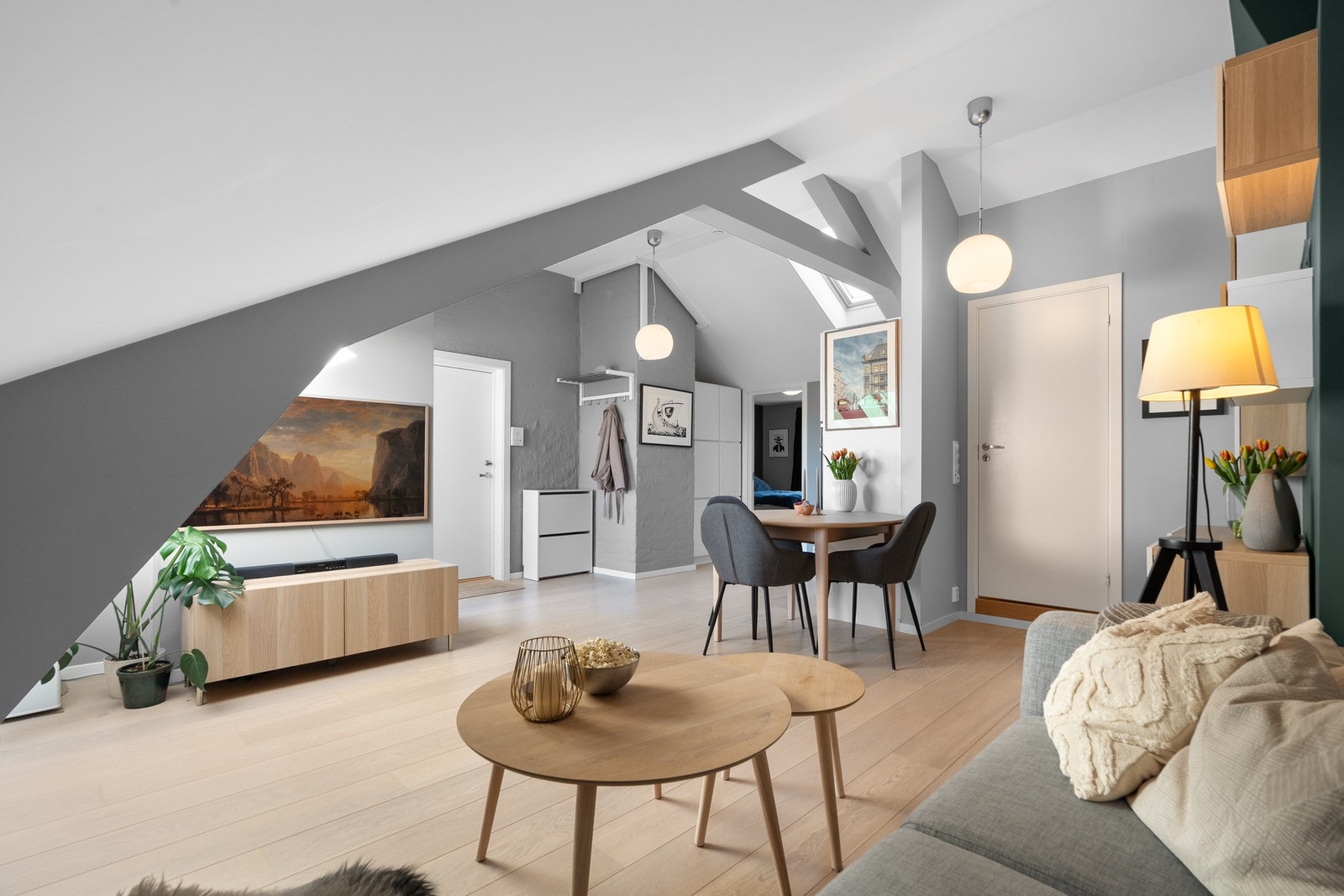 Stuen er enkel å møblere med både sofagruppe med salongbord, mediemøblement med tv og et spisebord i tilknytning til kjøkkenet. Galleribilde