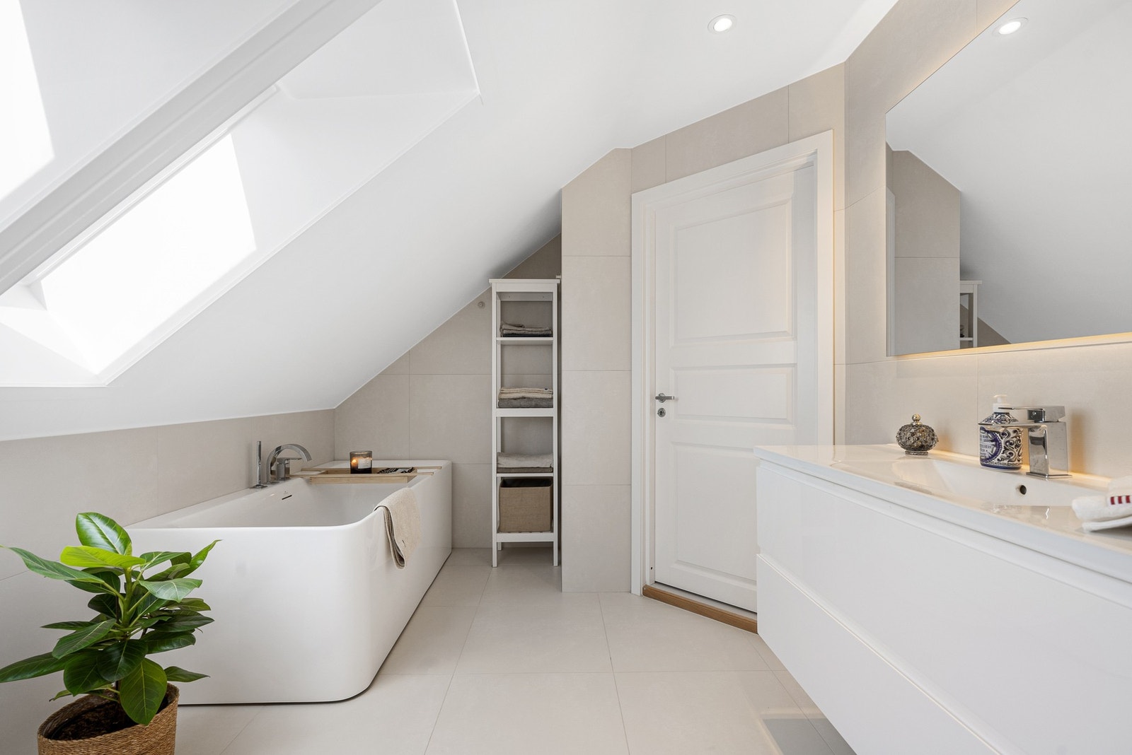Duse farger og moderne materialer er stikkord for dette badet. Galleribilde