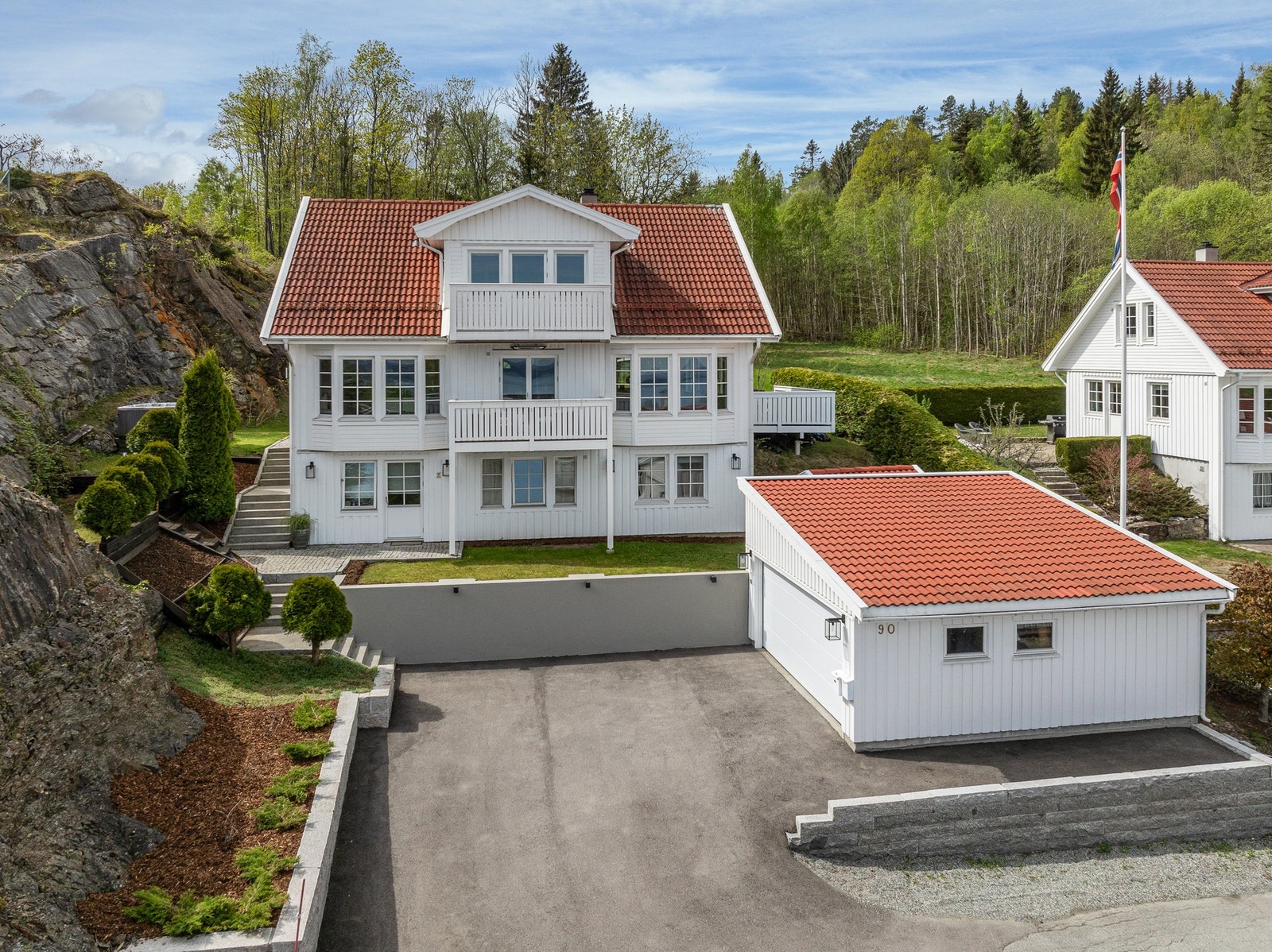 Boligen går over tre plan og har gjennomgående god standard og lekre løsninger. Det er parkering for to biler i Galleribilde