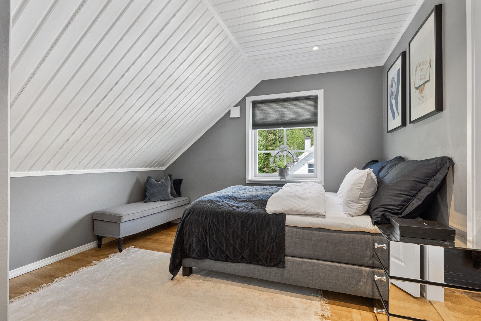 I 2. etasje er det også en loftstue som i dag er innredet som soverom. Galleribilde
