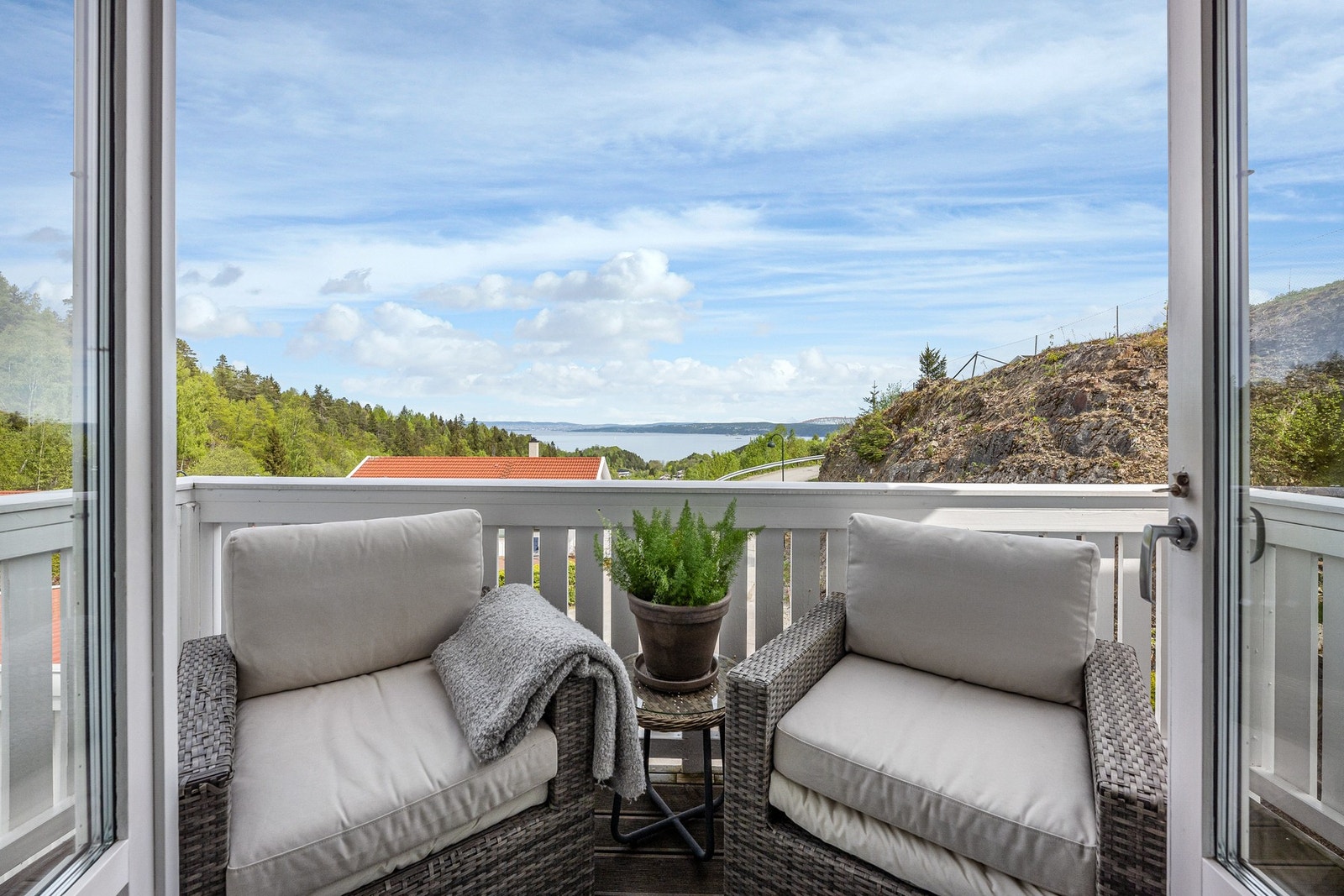 Perfekt plass for to på balkongen utenfor spisestuen. Galleribilde