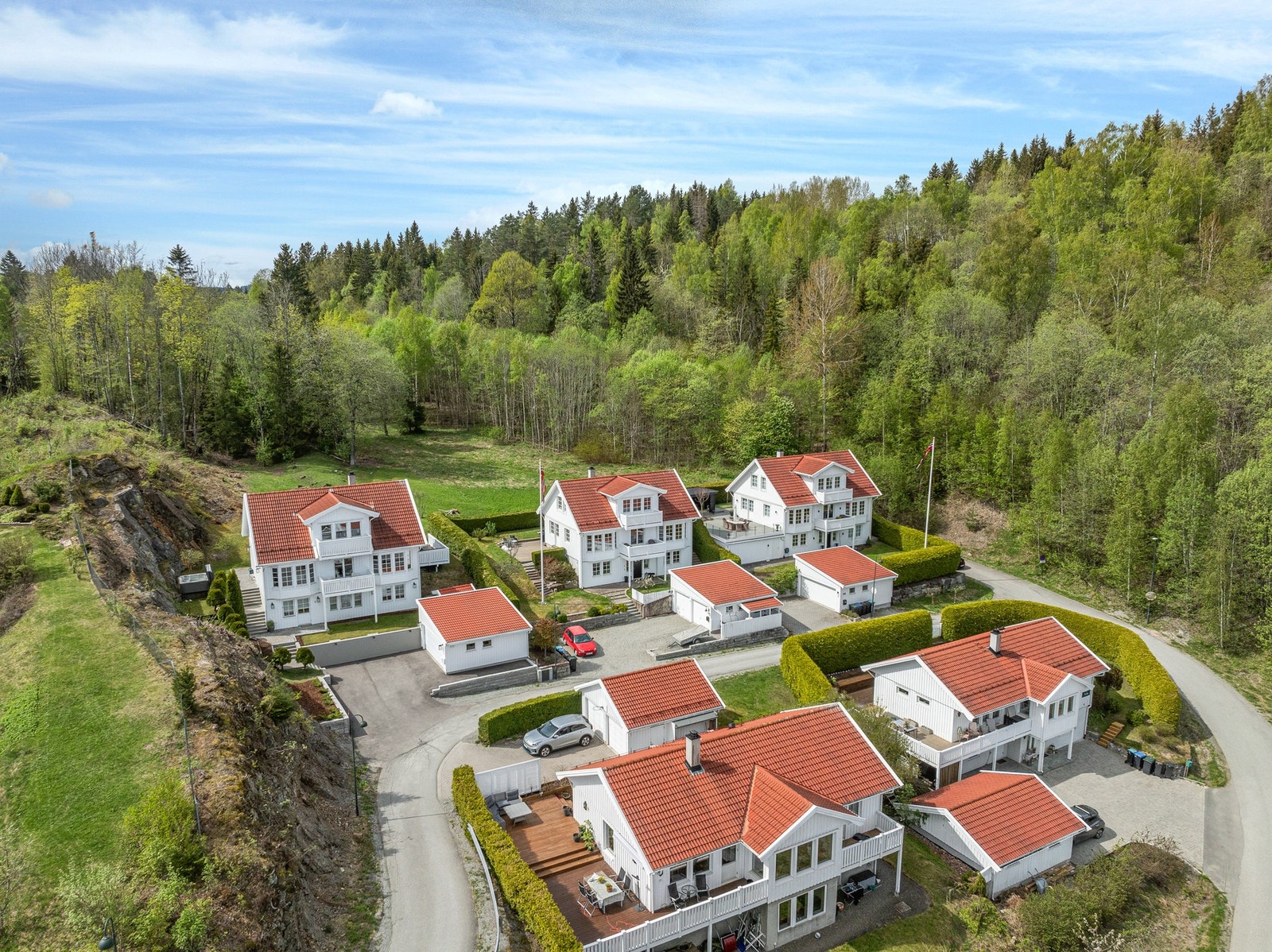 Eiendommen ligger nesten innerst i Dalveien. Siste biten av veien er privat og deles med syv andre eiendommer. De samme samme åtte eiendommene eier en liten gressflekk på andre siden av veien. Galleribilde