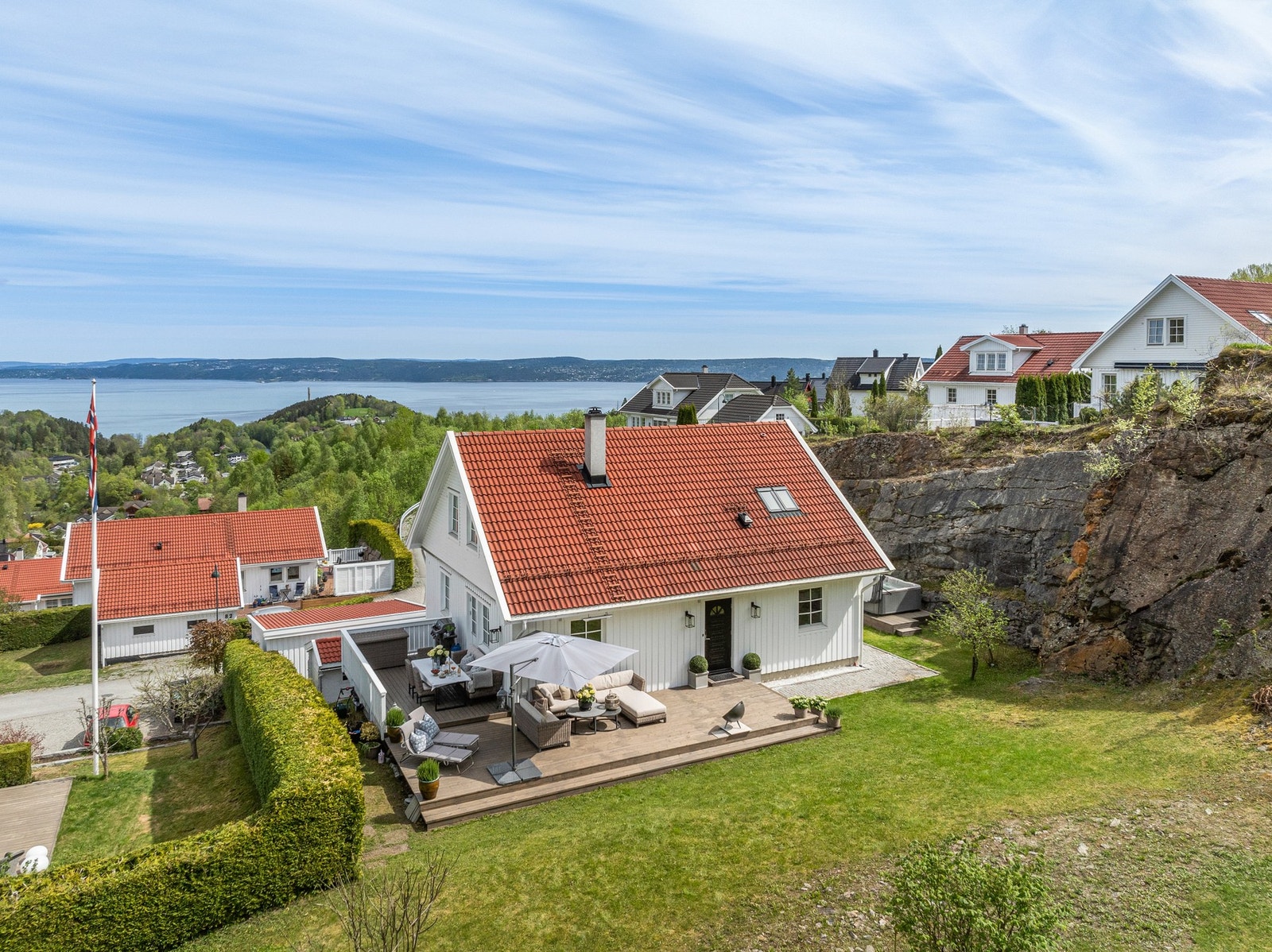 Velkommen til
Dalveien 90! Til salgs ved Fredrik von Krogh - EIE eiendomsmegling Asker.
Foto: Andreas Wiig v. Pholio Galleribilde