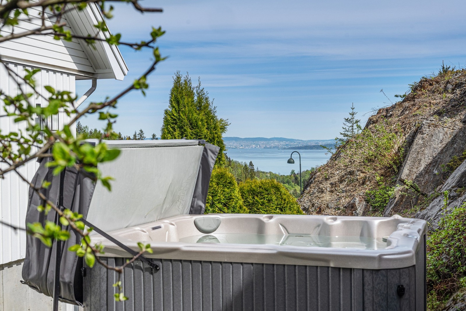 Ikke alle kan vise til en utsikt som denne fra boblebadet! Galleribilde