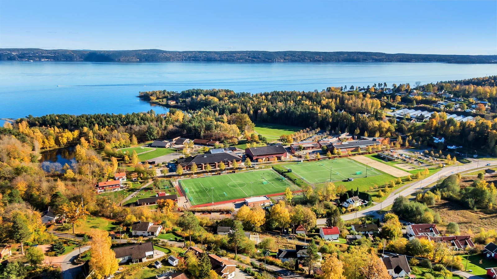Ved Arnestad barneskole ligger GUIs hjemmearena med fotballbaner, volleyballbaner, rulleskibane og Vollenhallen. Her ligger også Vollen ungdomsskole som området sogner til. Galleribilde