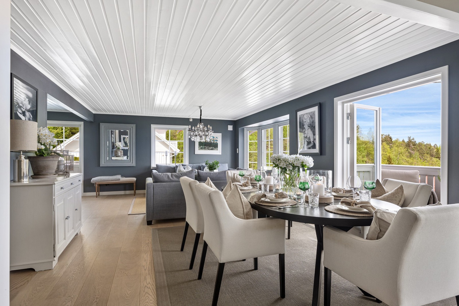 Doble dører ut på balkongen er perfekt på varme sommerdager. Galleribilde
