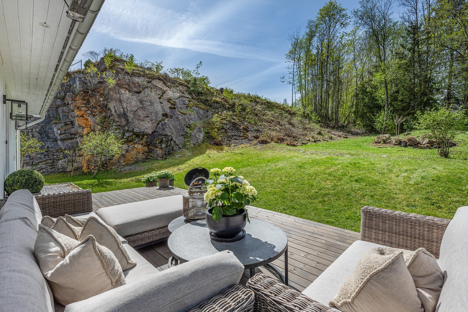 Terrassen og hagen er helt usjenert og helt uten innsyn. Her bor man nesten i markagrensen, samtidig som sjøen er rett nede i bakken - det beste av to verdener! Galleribilde