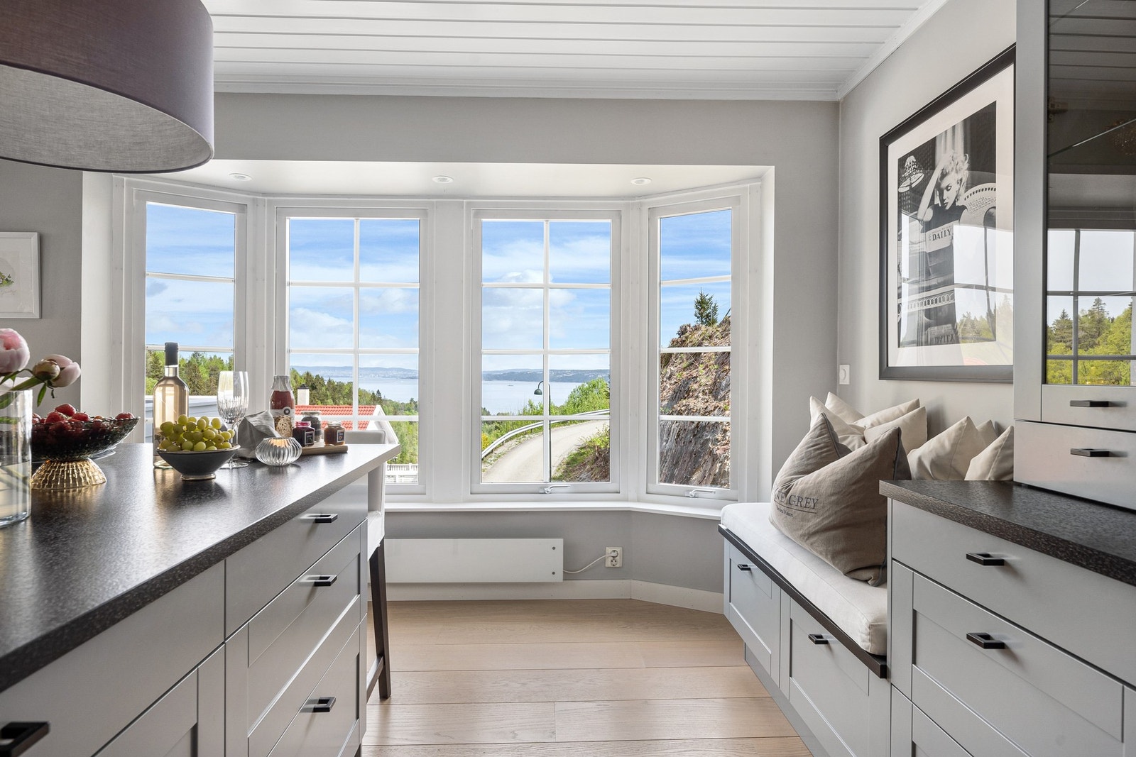 Utsikten kan selvsagt nytes fra kjøkkenet også. Legg merke til sittebenken på enden av innredningen, perfekt sted for en morgenkaffe. Galleribilde