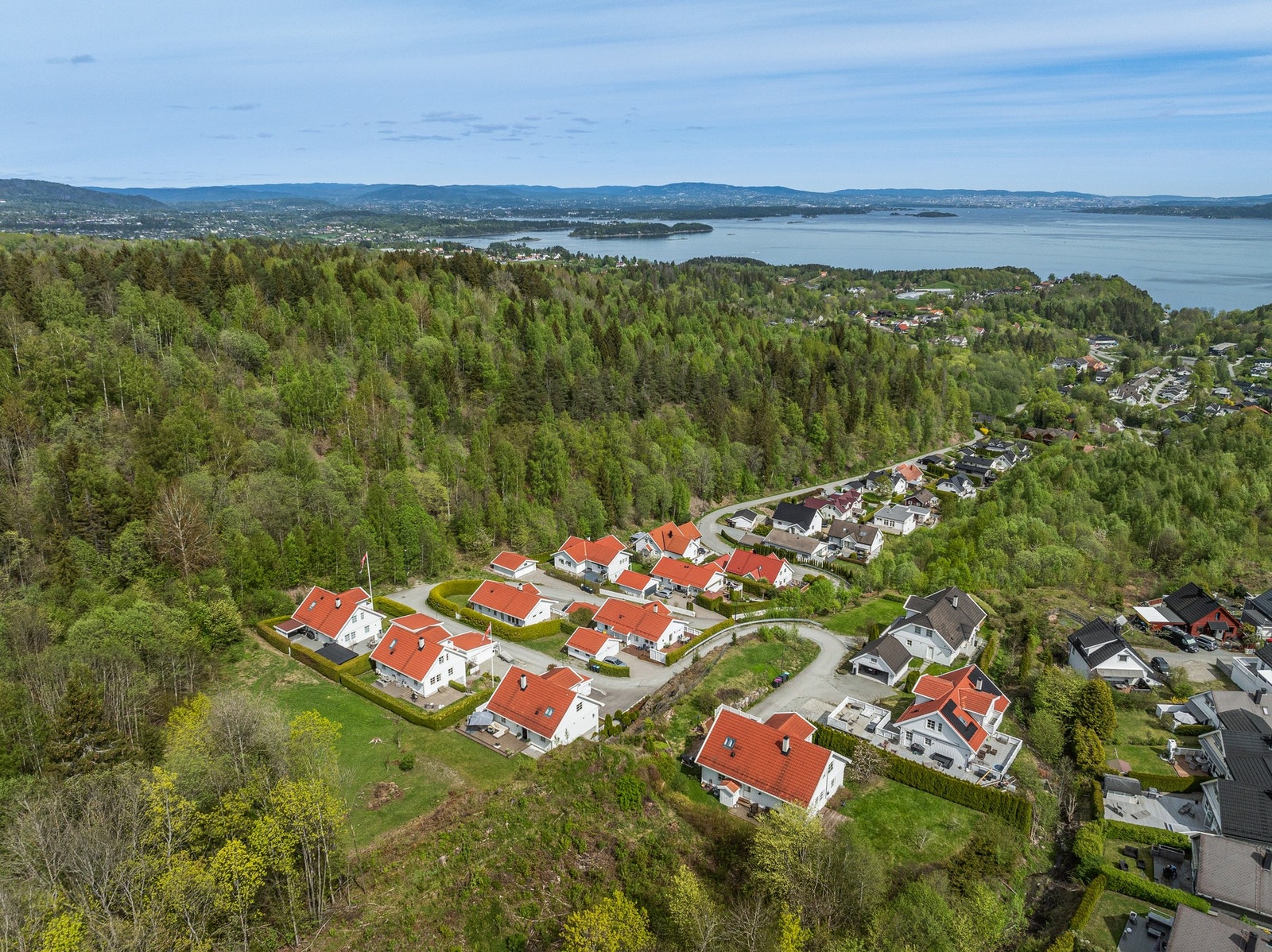 Arealet til høyre for boligen samt et areal på andre siden av veien eies sammen med 11 andre. Galleribilde
