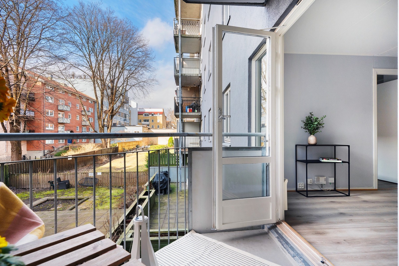 Balkongen vender ut mot bakgården Galleribilde