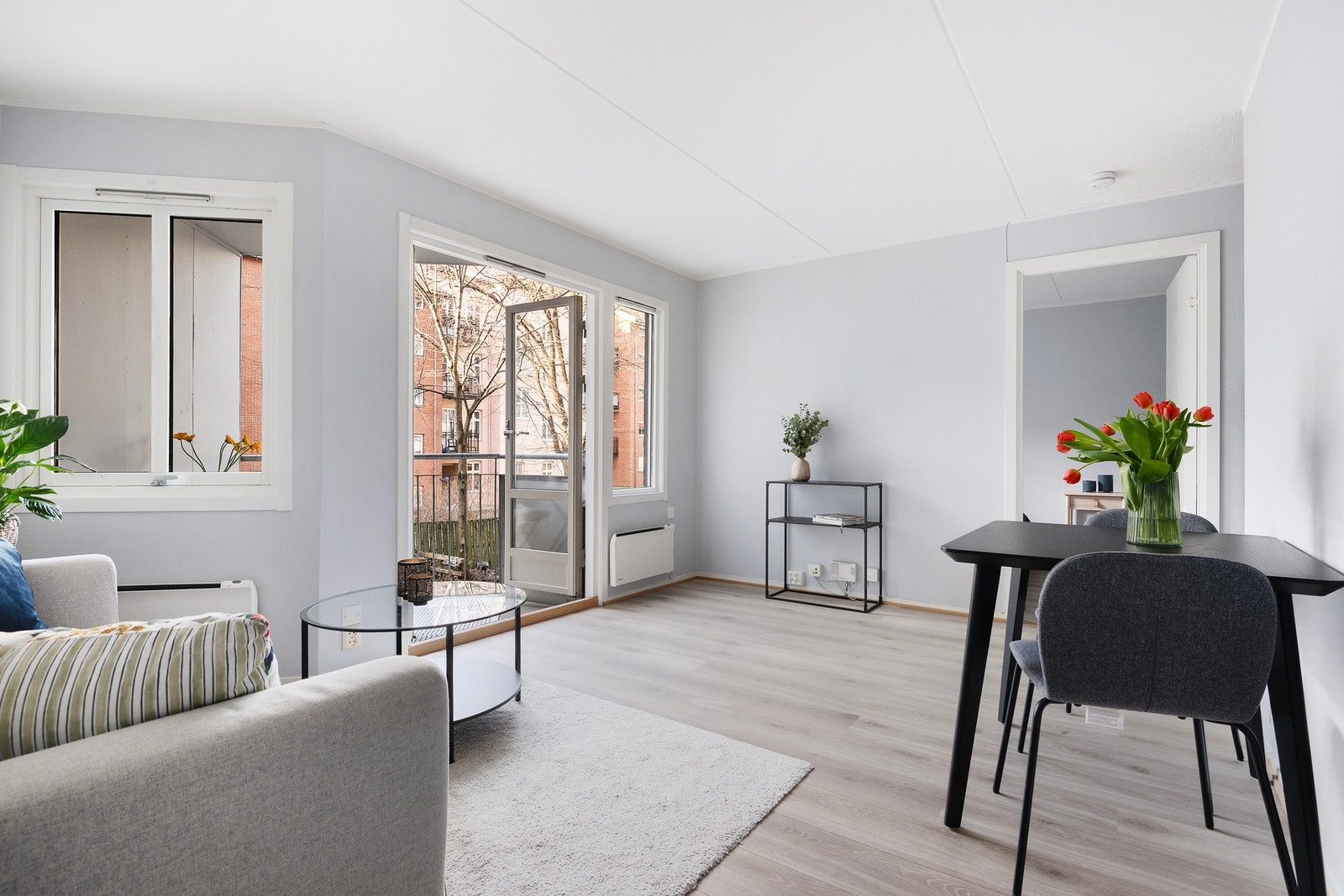 Stuen er lys og med plass til det meste man trenger Galleribilde
