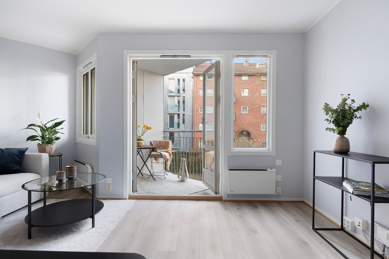 Stue med store vindusflater som slipper inn godt med naturlig lys Galleribilde