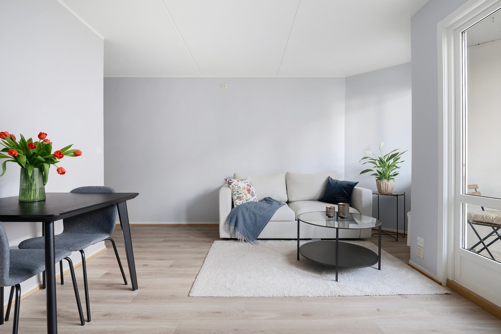 Stuen har plass til sofa, spisebord og tv-møblement Galleribilde