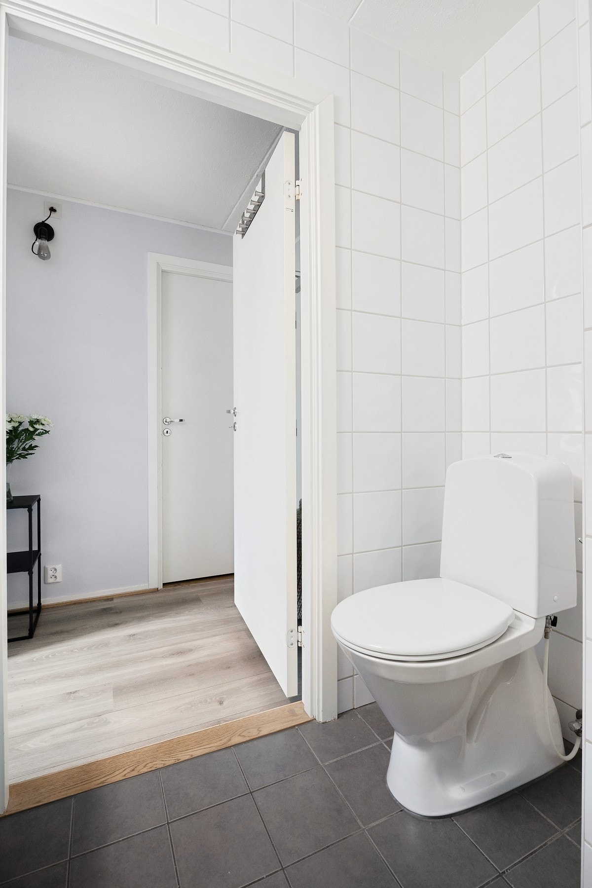 Badet har dusj, toalett og baderomsinnredning. Det er opplegg for vaskemaskin. Varmekabler i gulv. Galleribilde