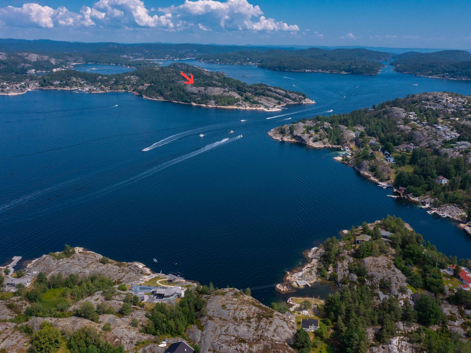 Kragerø skjærgård - dronebilde med tomtefeltet markert Galleribilde