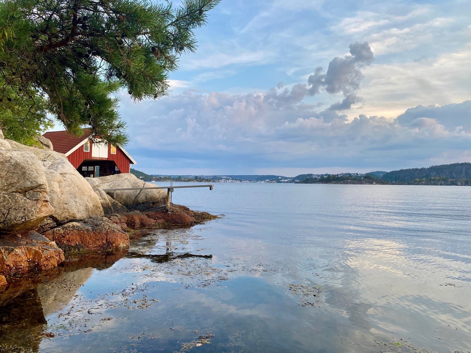 Foto fra badeplassen nedenfor hyttetomtene med etablert stupebrett Galleribilde