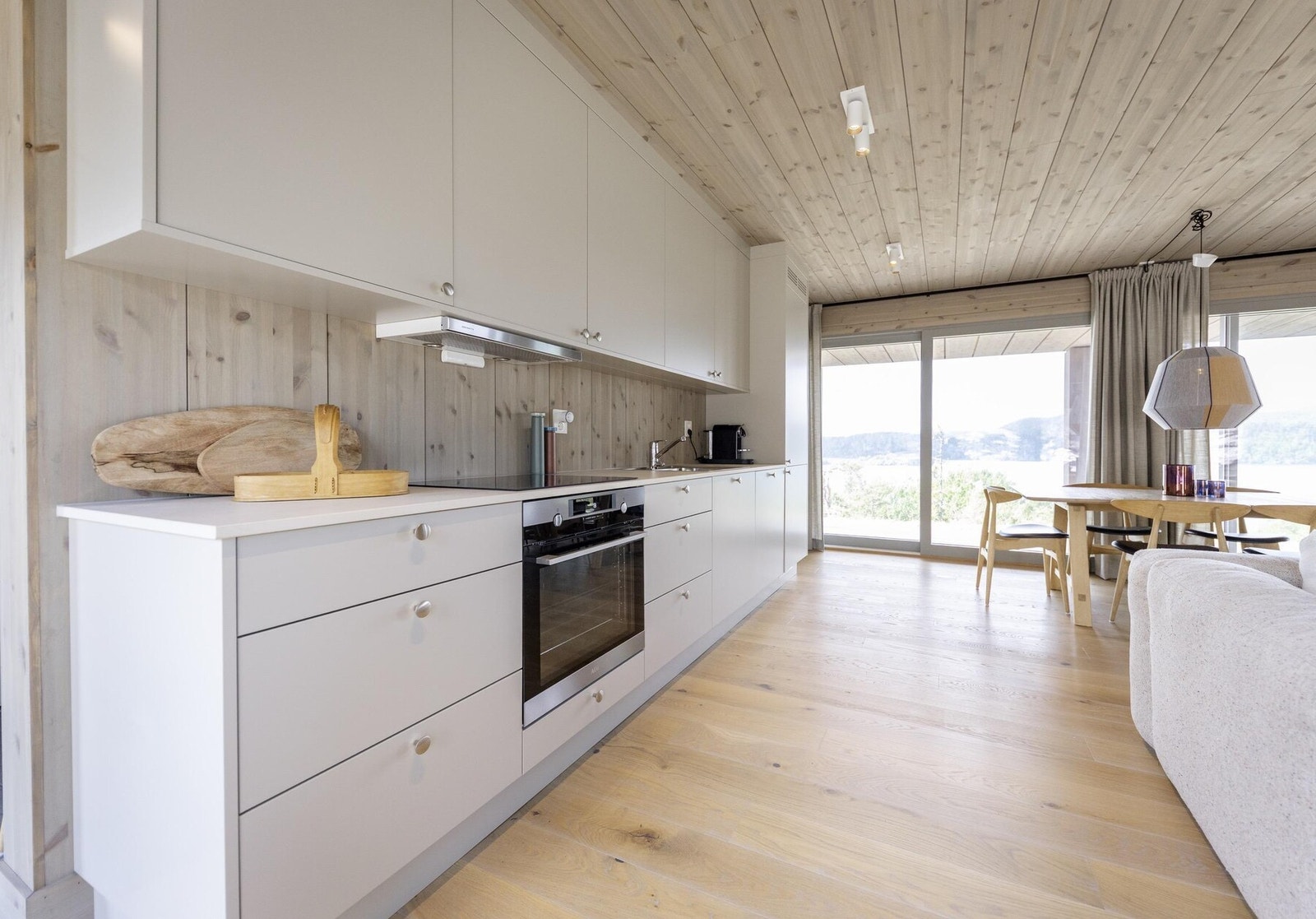 Åpen stue/kjøkkenløsning. Delikat innredning fra Strai medfølger i leveransen. Foto fra en oppsatt hytte. Galleribilde