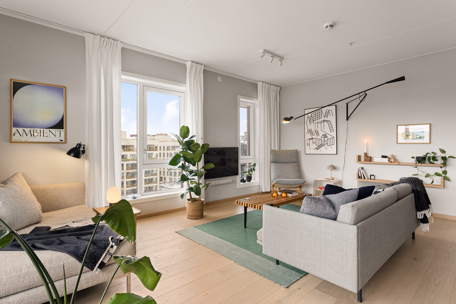 Stuen har gode innredningsmuligheter, hvor det er plass til sofa, salongbord og tilhørende mediemøblement. Galleribilde