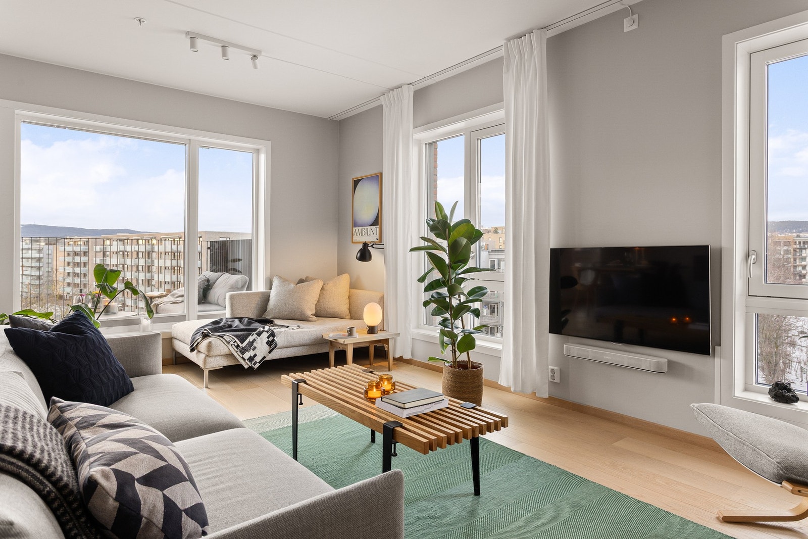 Kombinasjonen av de store vindusflatene som slipper inn rikelig med naturlig lys, takhøyden på nesten 2,6 meter og en god planløsning gir leiligheten en luftig atmosfære og romfølelse. Galleribilde