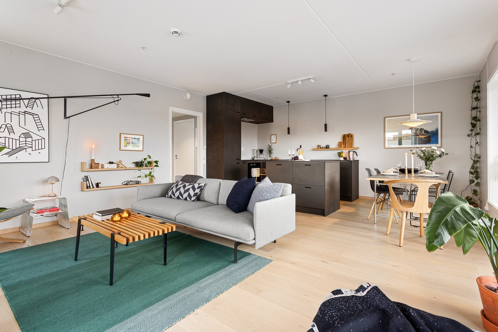 Boligen holder en moderne og delikat standard med tidsriktige fargevalg på overflater samt lekker 1-stavs parkett med vannbåren gulvvarme. Galleribilde
