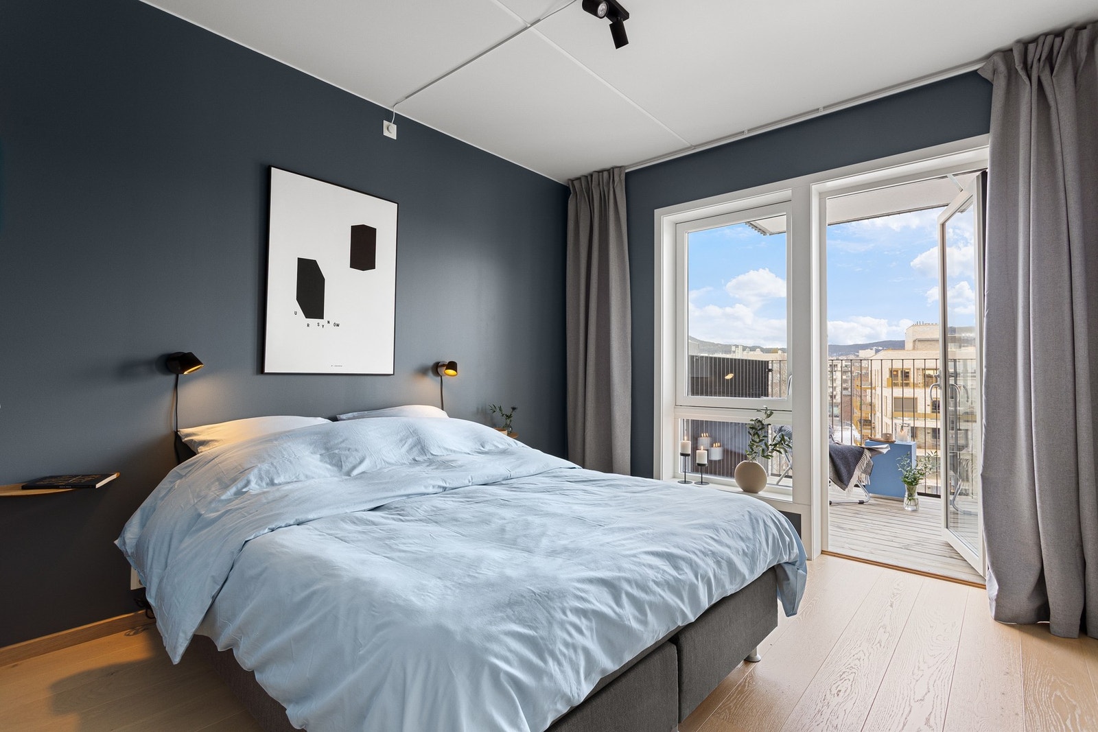 Boligen har i alt to soverom. Hovedsoverommet har god plass til dobbeltseng og nattbord. Galleribilde