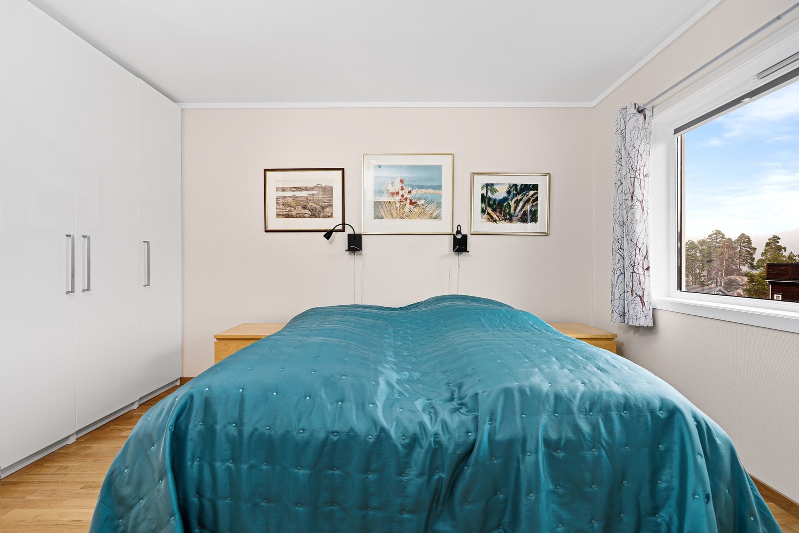 Hovedsoverom i loftsetasje med garderobeskap Galleribilde