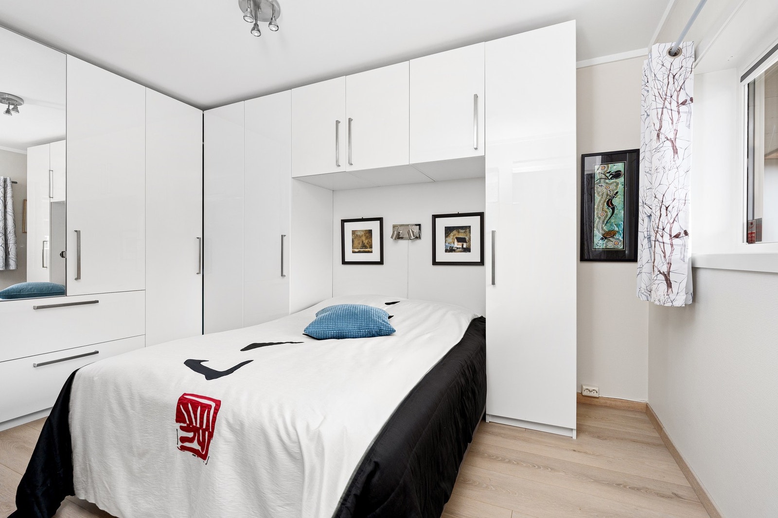 Soverom hovedetasje med rikelig med skapplass Galleribilde