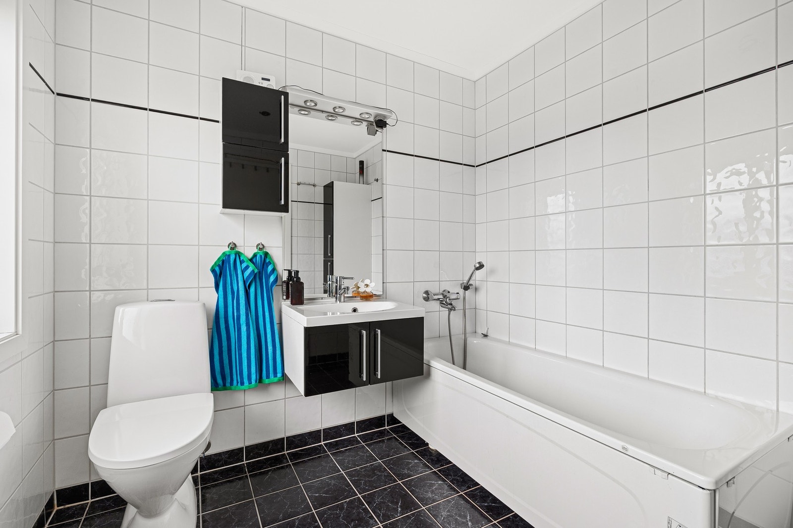 Bad i loftsetasje med badekar Galleribilde