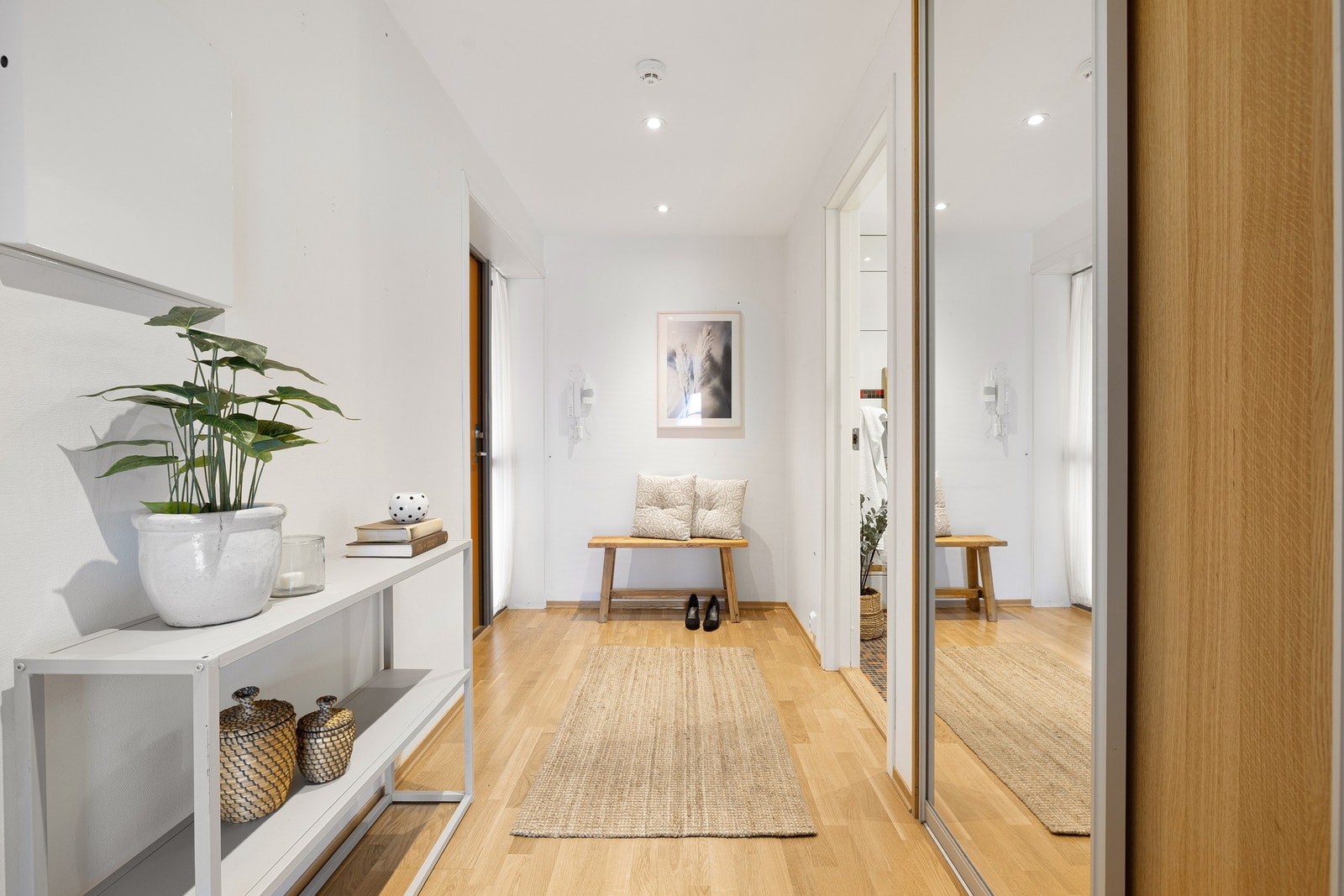 Praktisk syvedørsgarderobe. Galleribilde