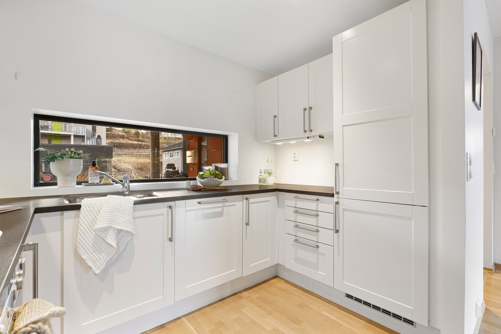 Rikelig med oppbevaringsplass i kjøkkenets mange skuffer og skap. Galleribilde