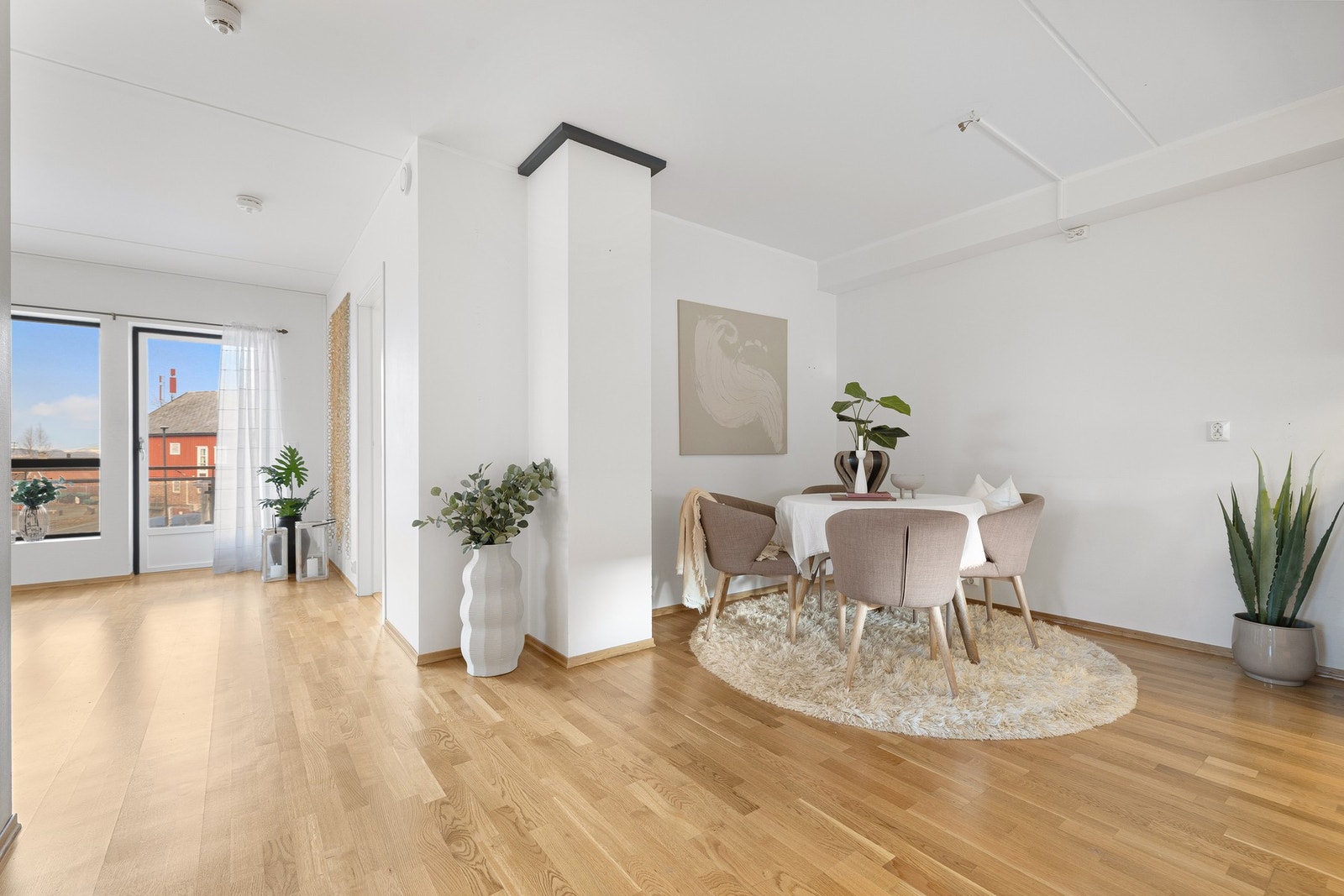 God plass til å innrede rommet med et stort spisebord. Galleribilde