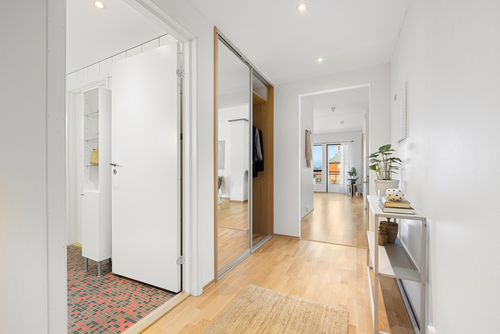Romslig entré på 6,4 kvm. Galleribilde