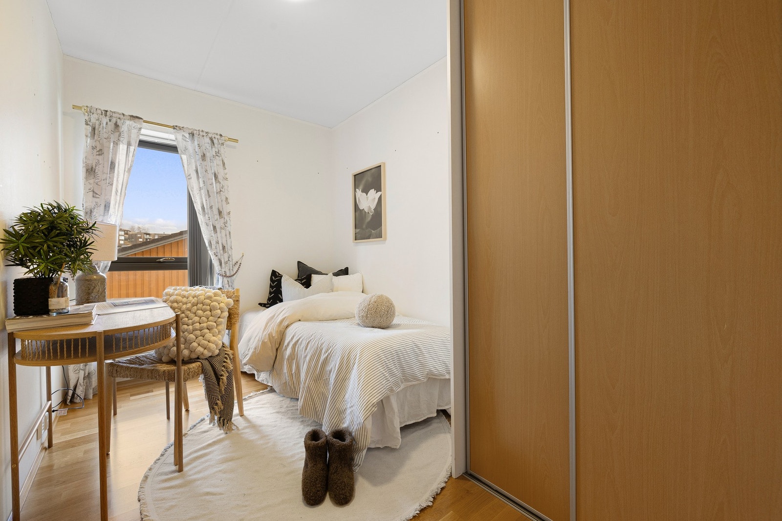 Syvedørsgarderobe til oppbevaring. Galleribilde