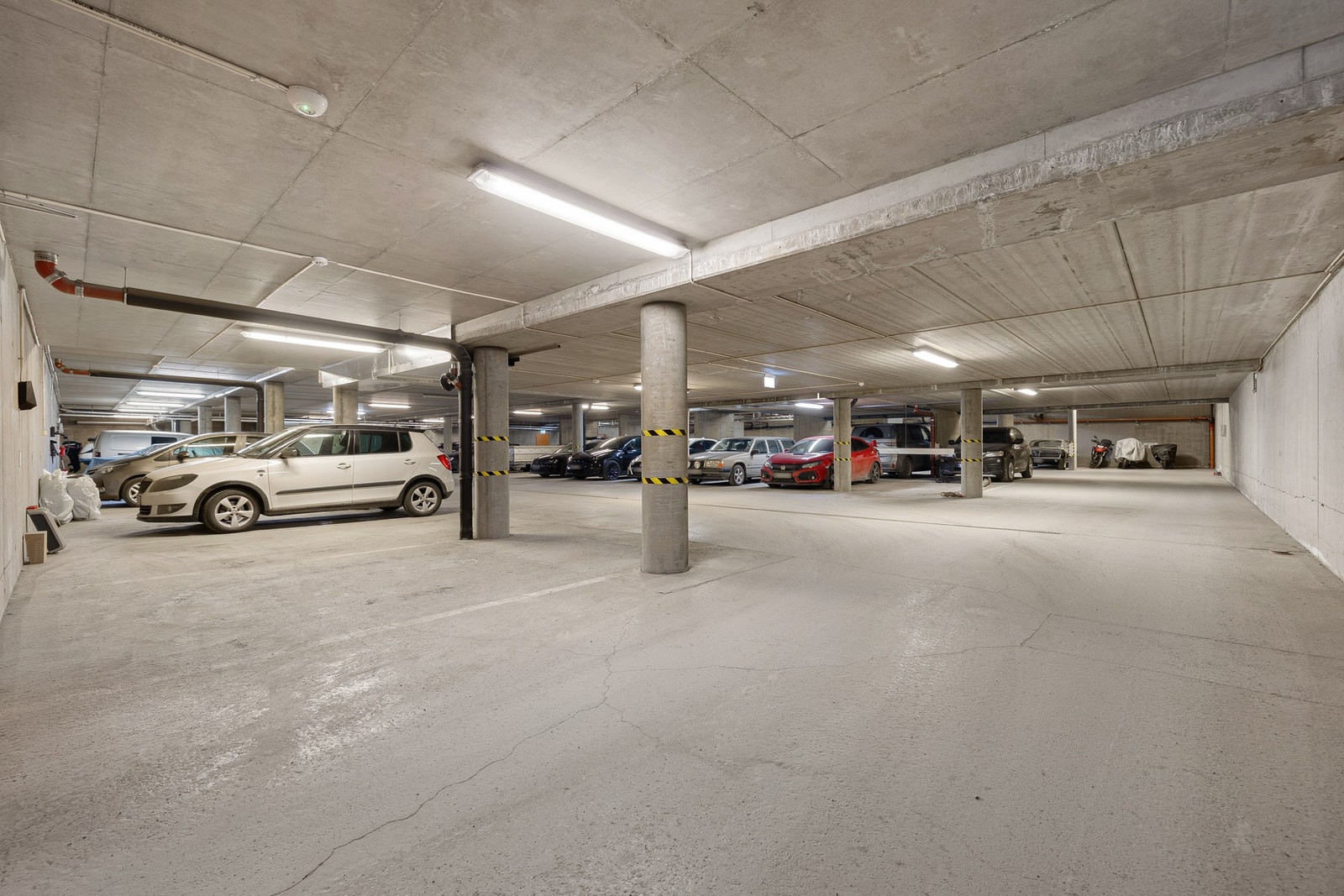 P-plass i parkeringskjeller. Galleribilde