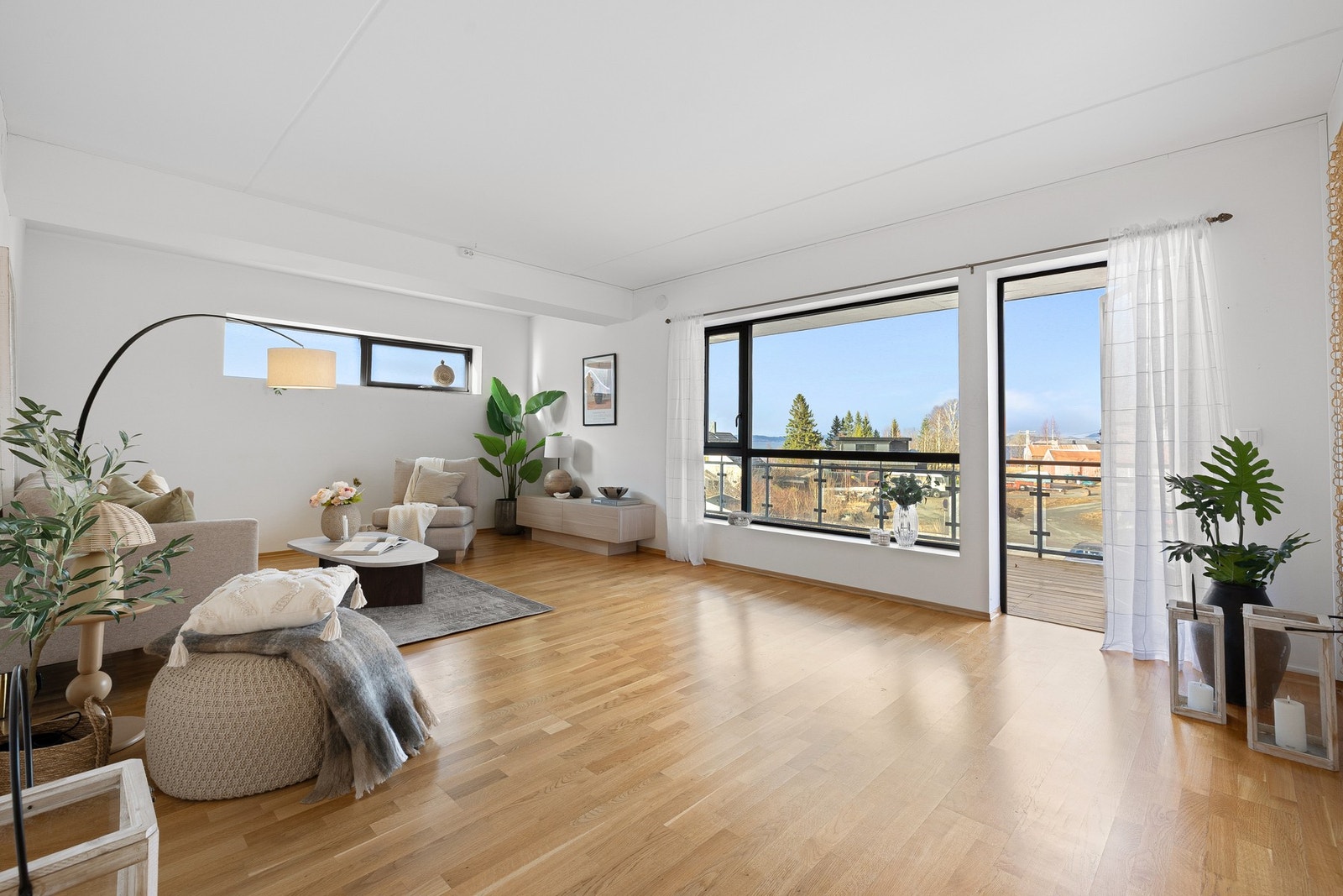 Utgang til balkong fra stuen. Galleribilde