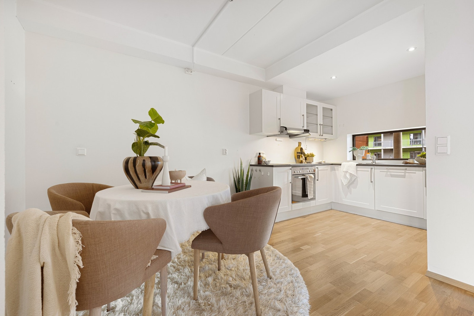 Naturlig overgang fra stue til kjøkken. Galleribilde