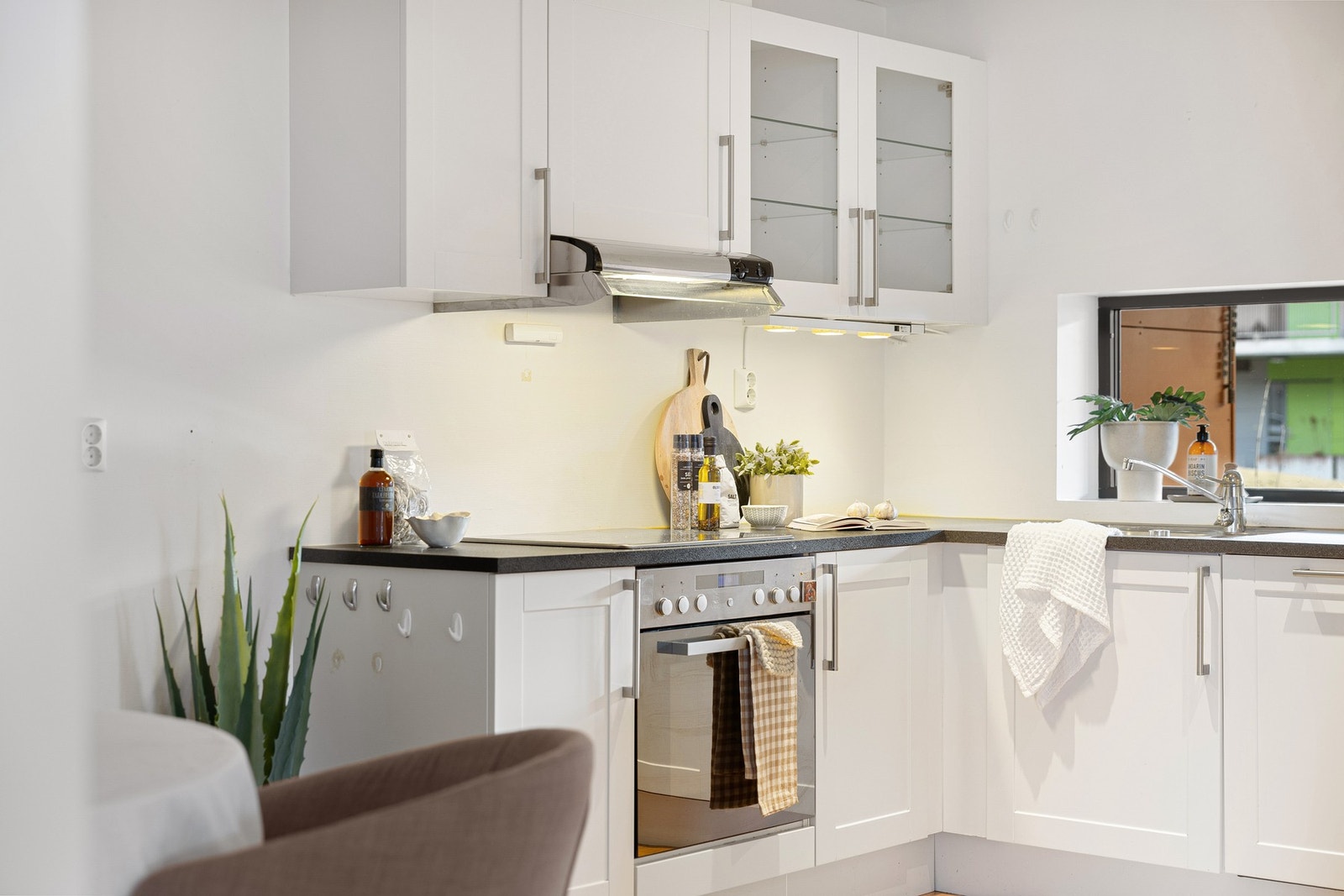 Lys og moderne kjøkkeninnredning med profilerte fronter. Galleribilde