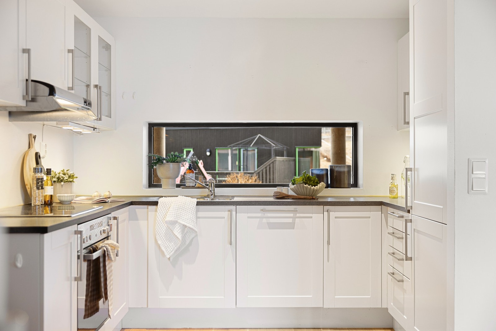 Integrert oppvaskmaskin, stekeovn, platetopp og kjøl/fryseskap. Galleribilde