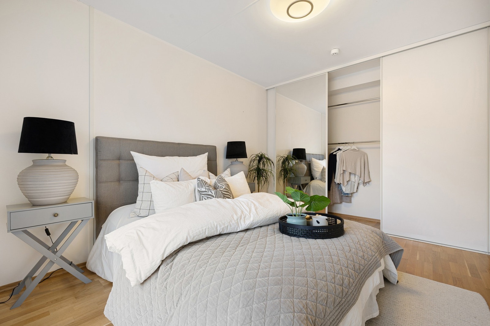 Stor og praktisk skyvedørsgarderobe. Galleribilde