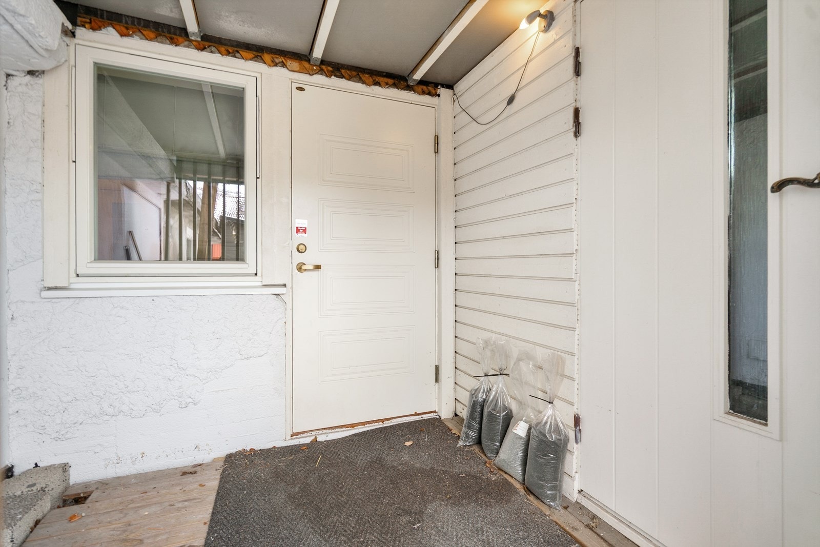 Kjelleretg har egen inngang, på nedside av bolig. Galleribilde