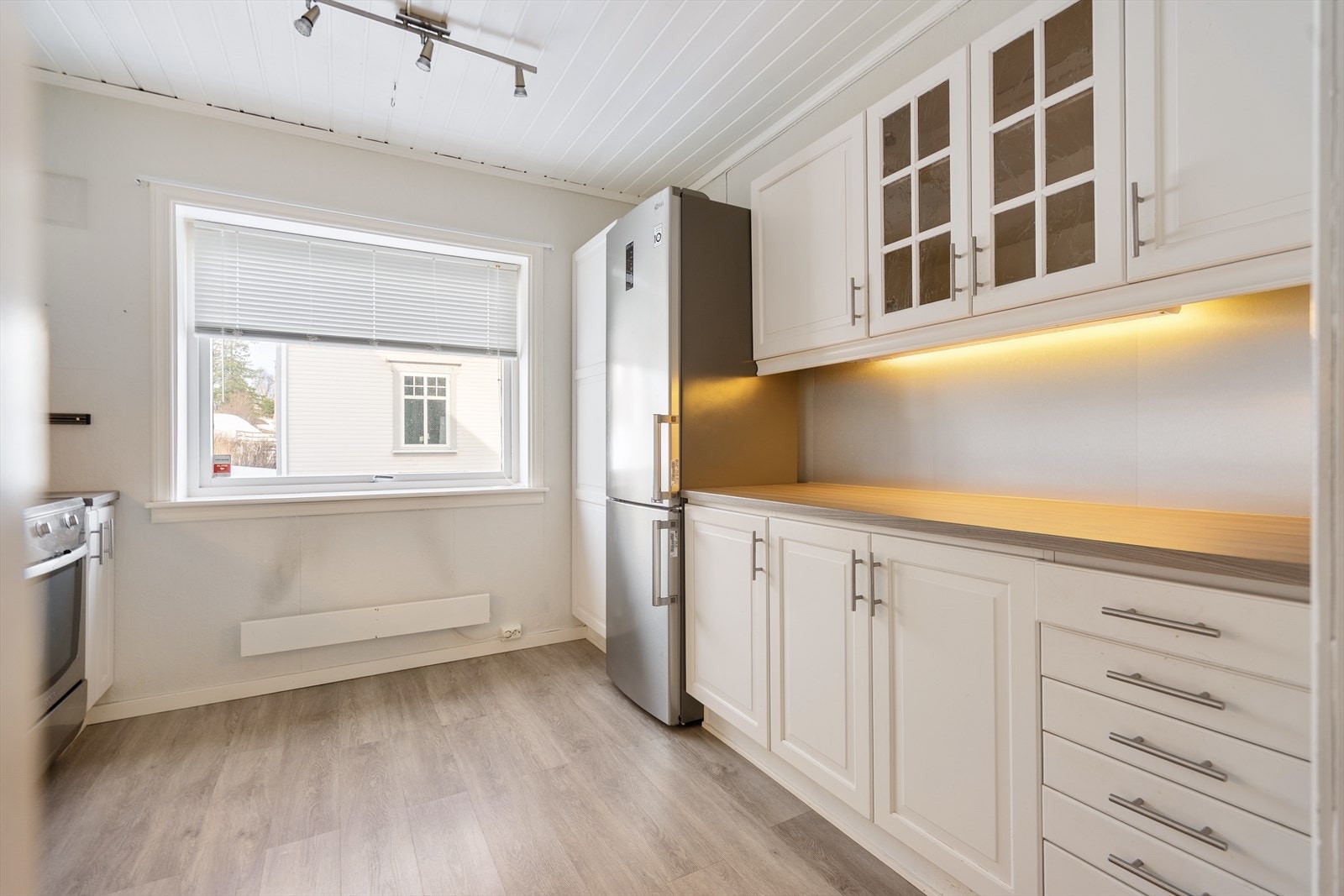 Romslig kjøkken, godt med benkeplass. Galleribilde