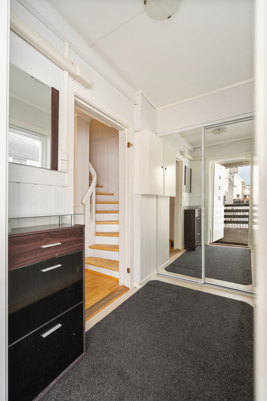 Entré med skyvedørsgarderobe. Galleribilde