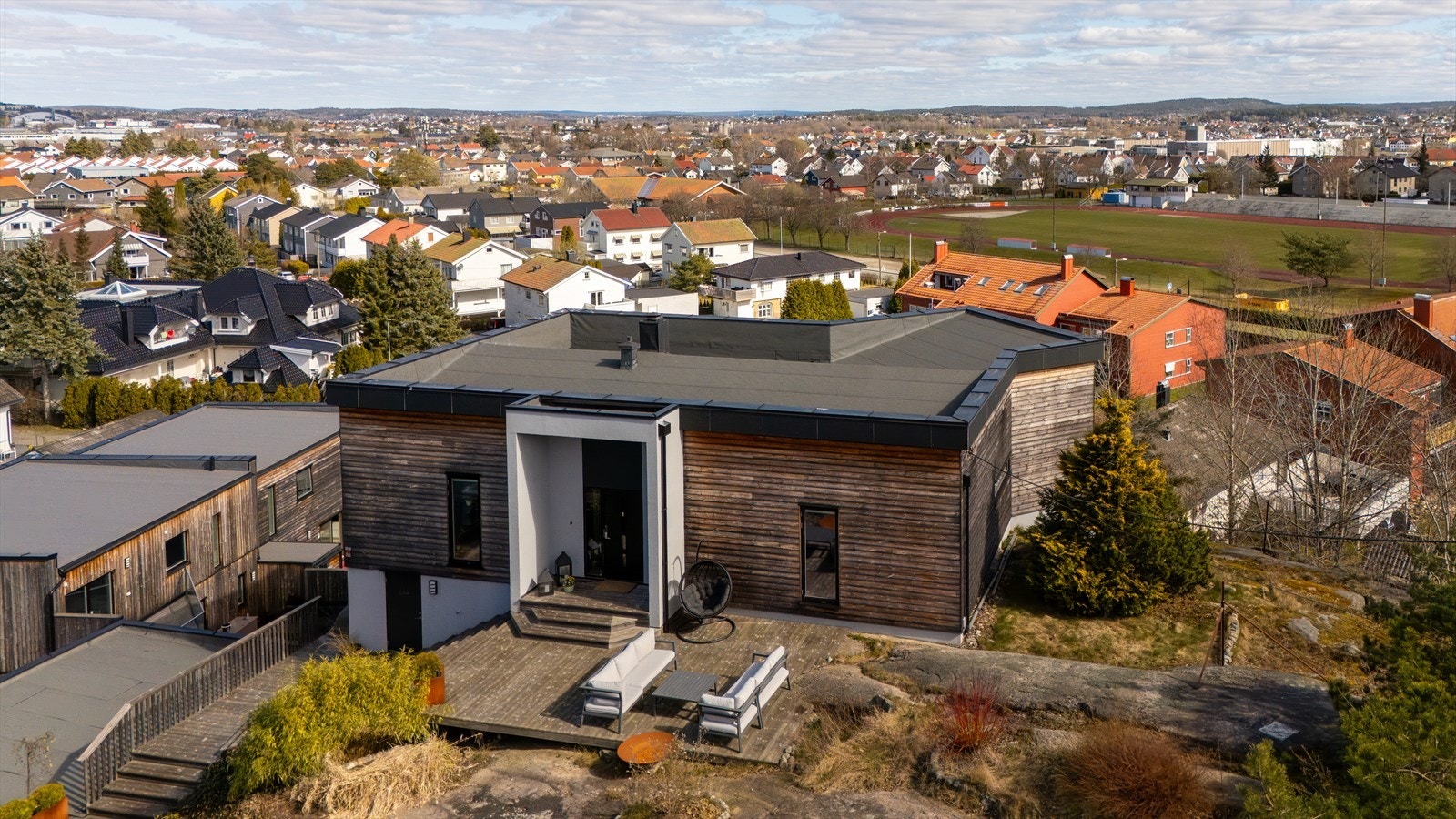 Praktfull eiendom oppført med gjennomført arkitektur - høyt beliggende med nydelig utsikt, solrike uteplasser og svært gode kvaliteter. Boligen har hele fire soverom, to bad og to garasjeplasser. Galleribilde