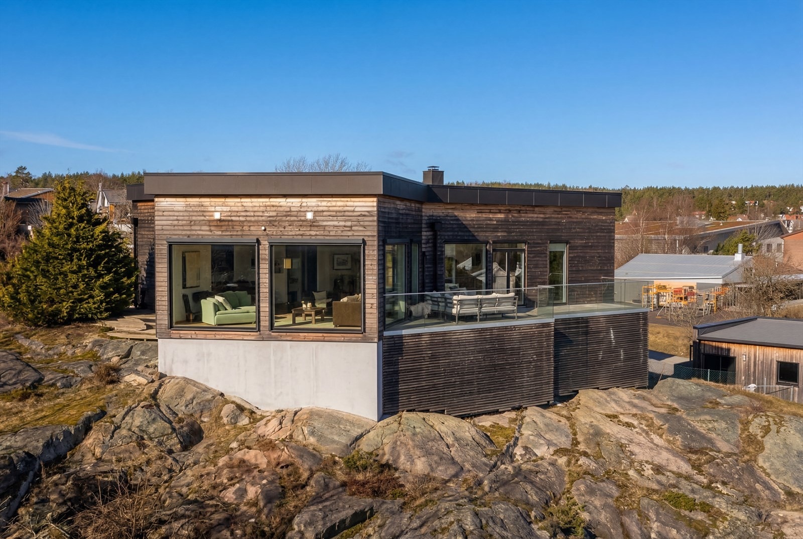 Huset ligger på nakent fjell, og både tomten og huset er lettstelt og lettvint. Galleribilde