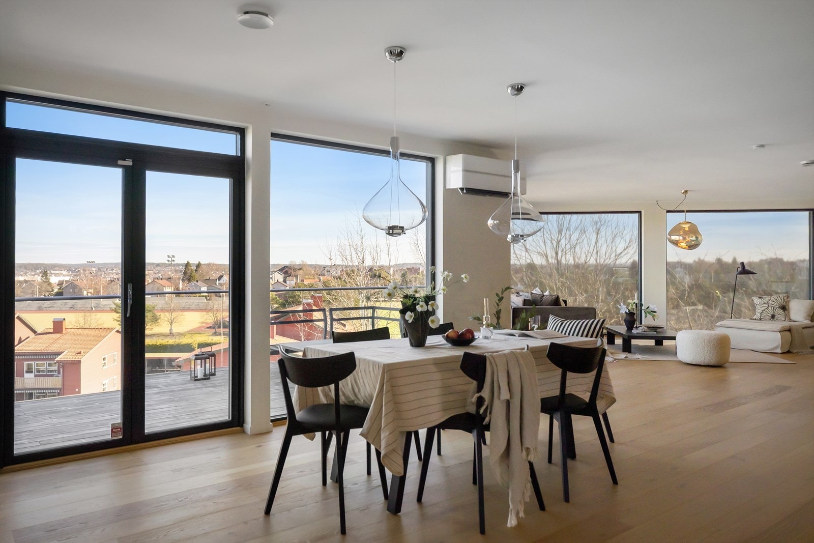 Den digre stuen dominerer, med store vinduer og panoramautsikt mot Rolvsøy, Sarpsborg og Østsiden. Galleribilde