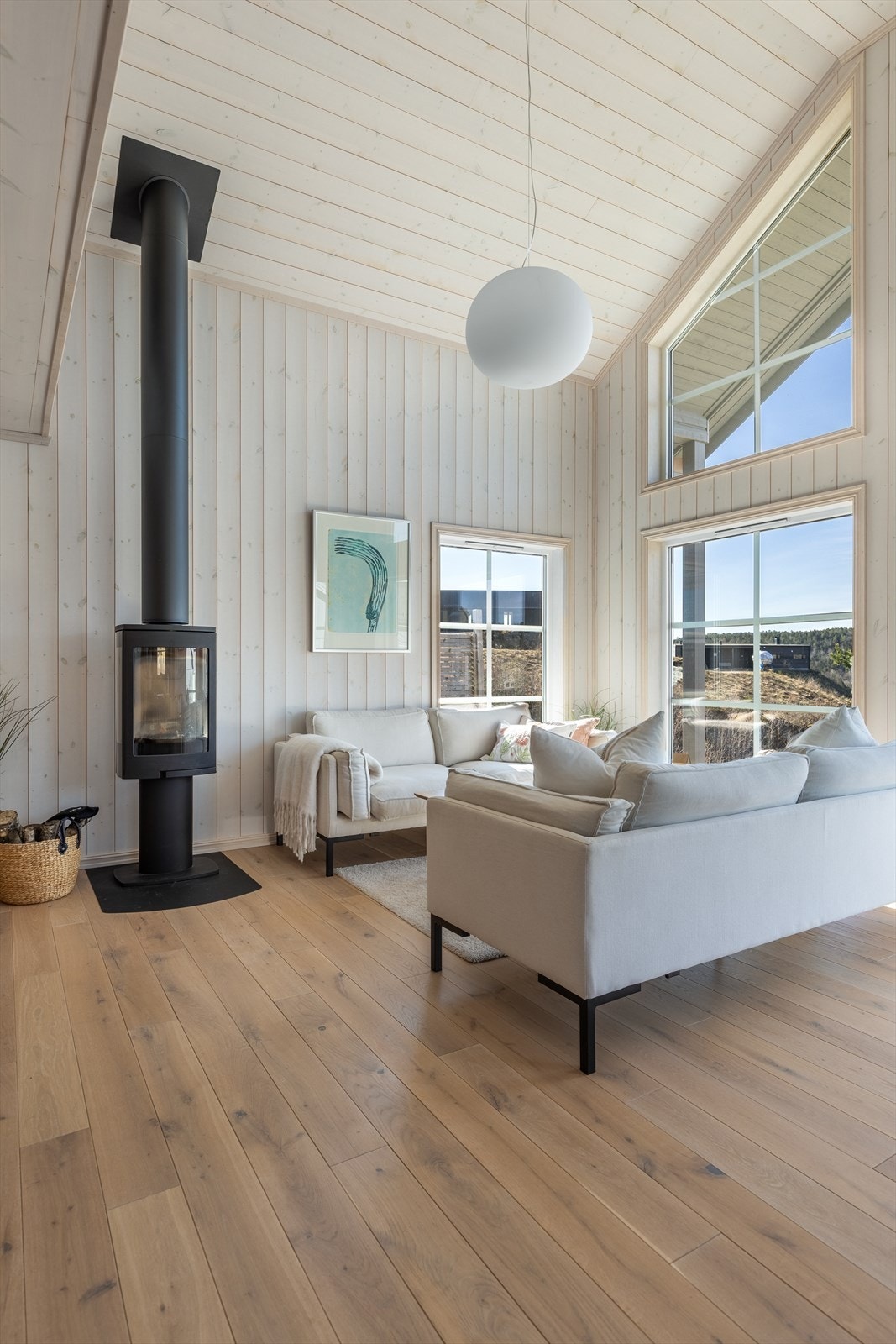 God takhøyde i stuen som skaper en behagelig romfølelse Galleribilde