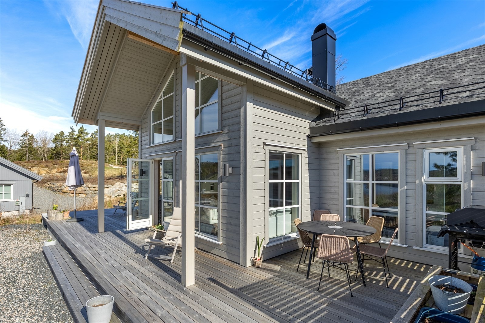 Kallerberget 49 befinner seg i et nyere hyttefelt med kort bilavstand til Risør sentrum. Kallerberget har store friområder med godt med avstand til hyttene. Beliggenheten skaper ro og muligheten til å trekke seg tilbake fra hverdagen Galleribilde