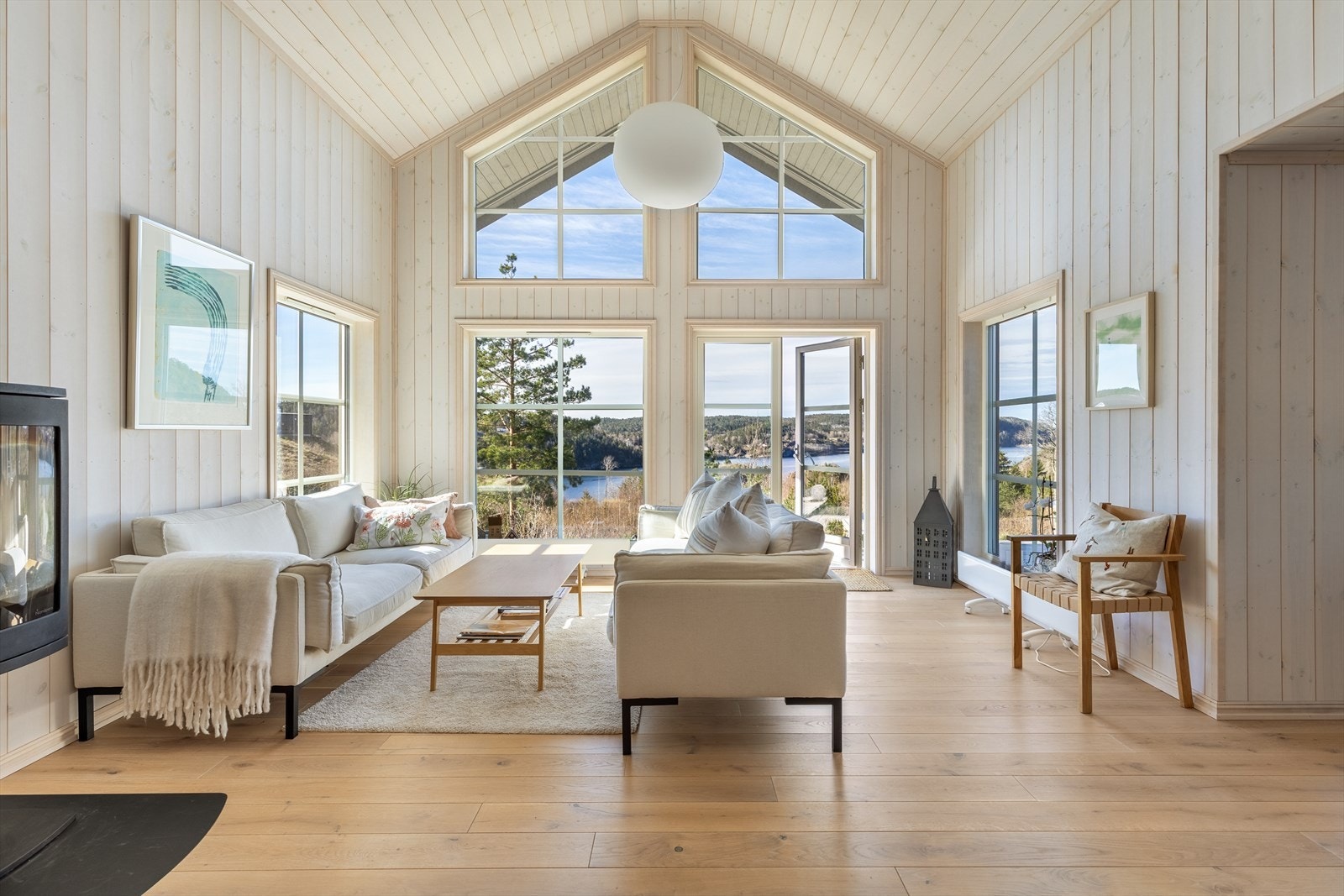 Lys og koselig stue med fin utsikt - god plass til møblement Galleribilde