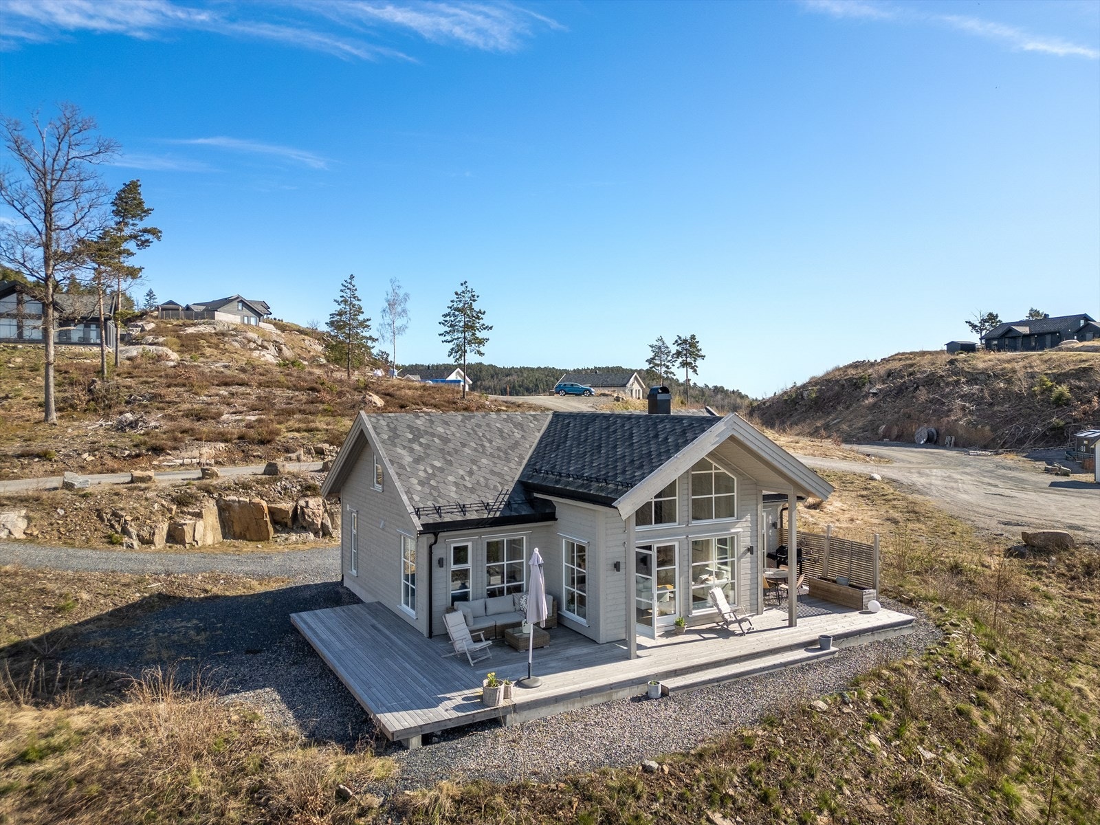 Fin fritidsbolig fra 2022 med sjøutsikt og tinglyst båtplass | Bilvei helt frem | Kort bilavstand til Risør sentrum Galleribilde